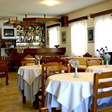 Отель Artemis Santorini Камари